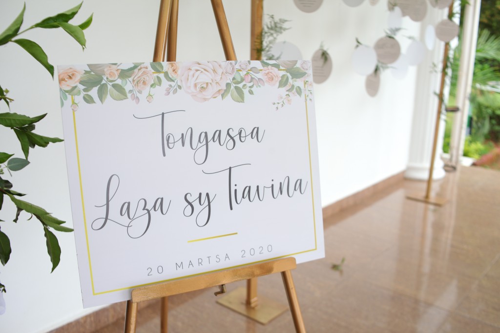 Décoration-fleurs-salle-réception-mariage-Laza-Tiavina (8)