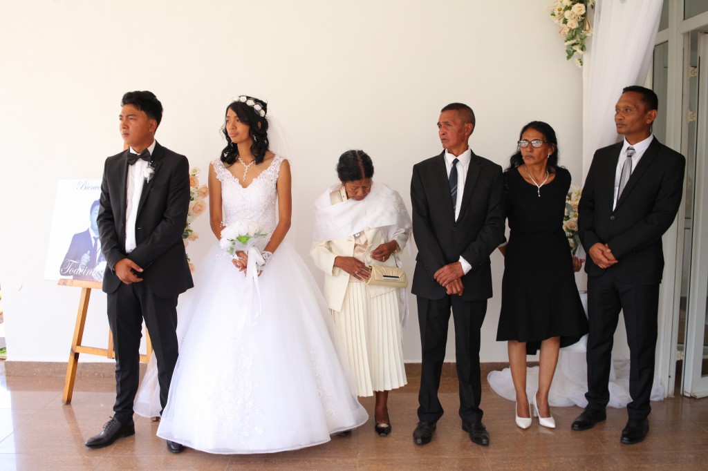 Entrée-salle-réception-mariage-Toavina-Mbola-espace-Colonnades (1)