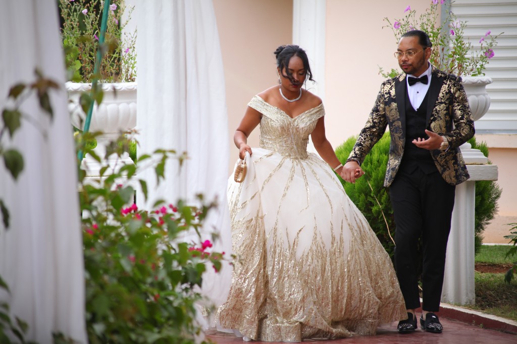 Tapis-rouge-jardin-Colonnades-mariage-Aina&Anja (1)