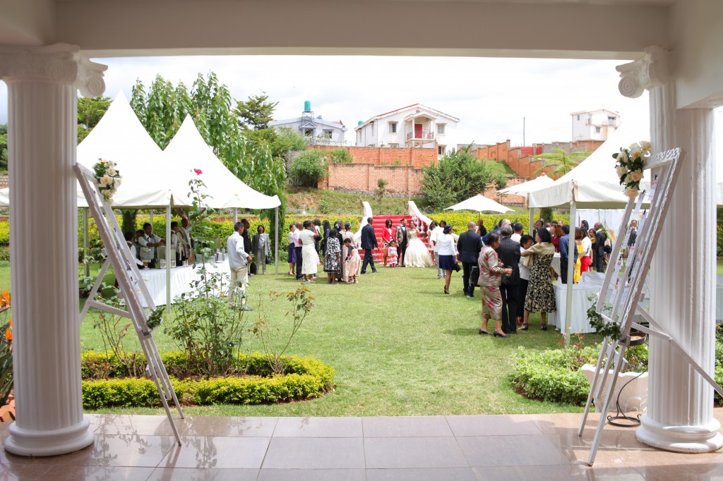 Tapis-rouge-jardin-Colonnades-mariage-Aina&Anja