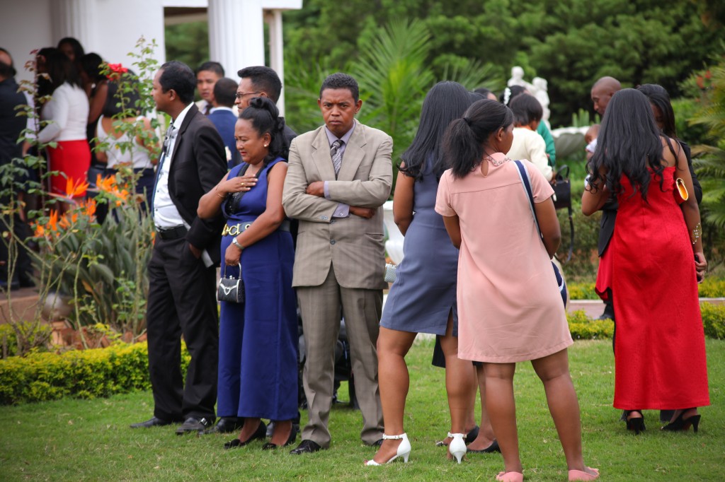 Tapis-rouge-jardin-Colonnades-mariage-Aina&Anja (12)