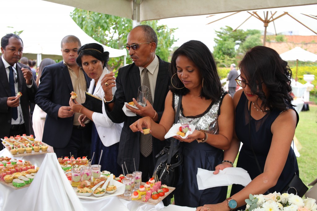 Tapis-rouge-jardin-Colonnades-mariage-Aina&Anja (13)