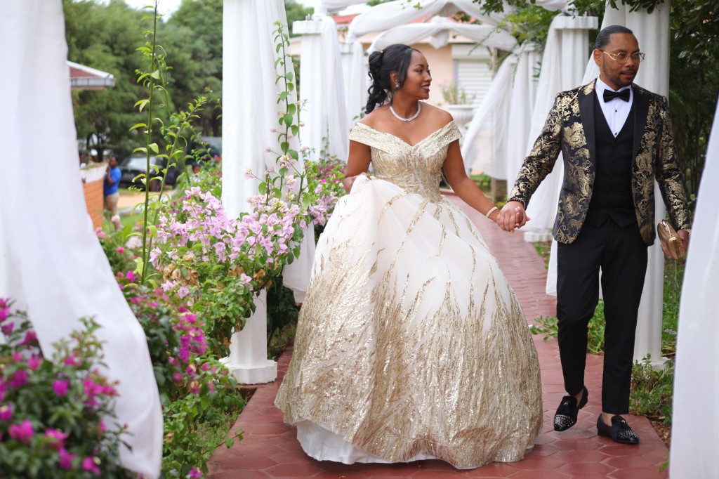 Tapis-rouge-jardin-Colonnades-mariage-Aina&Anja (2)