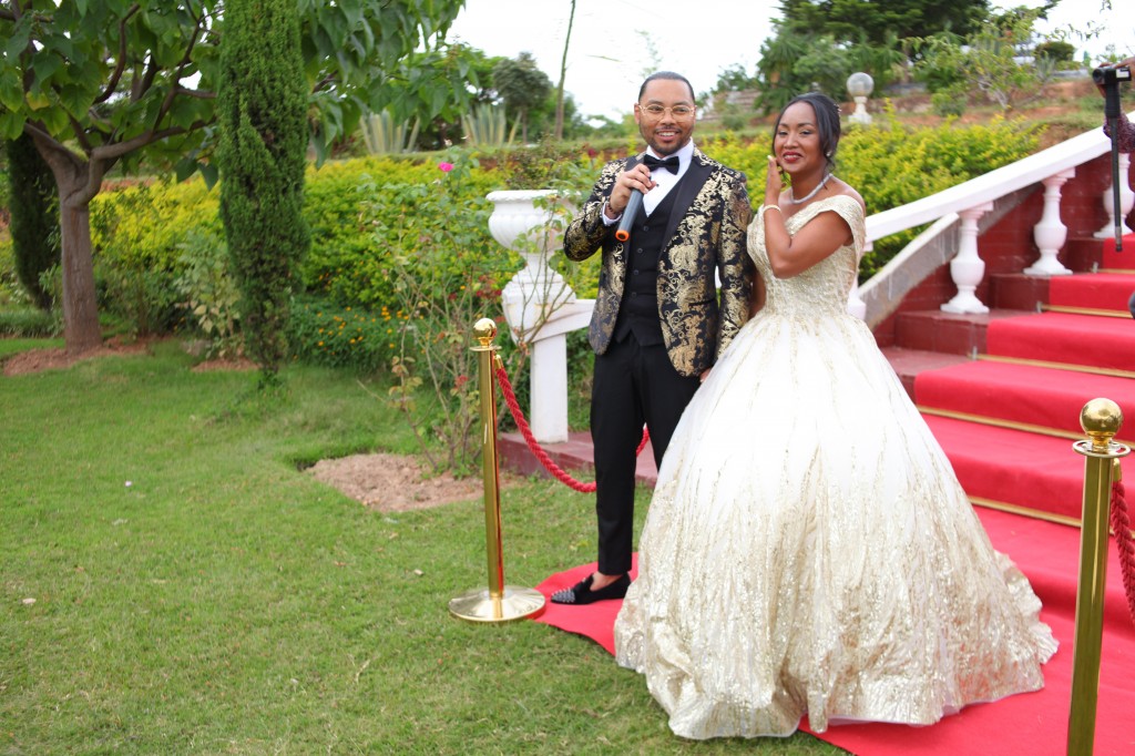 Tapis-rouge-jardin-Colonnades-mariage-Aina&Anja (5)