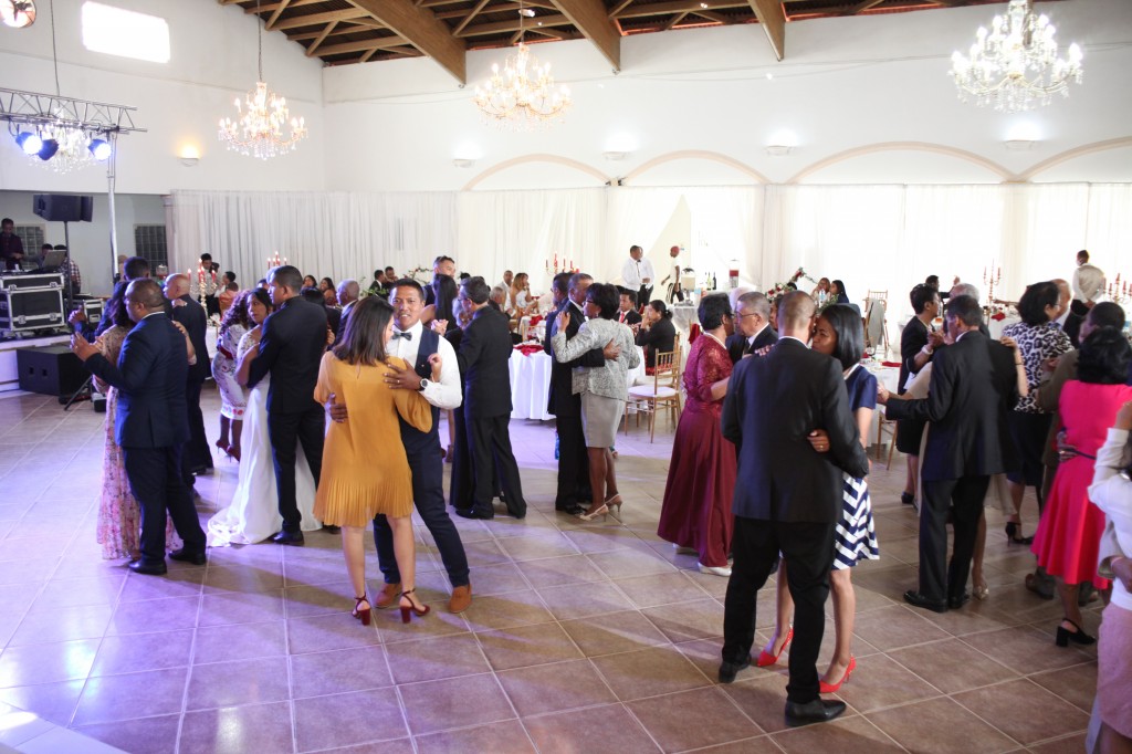 Ambiance-salle-mariage-Antananarivo-Colonnades-Tojo-Irina (8)