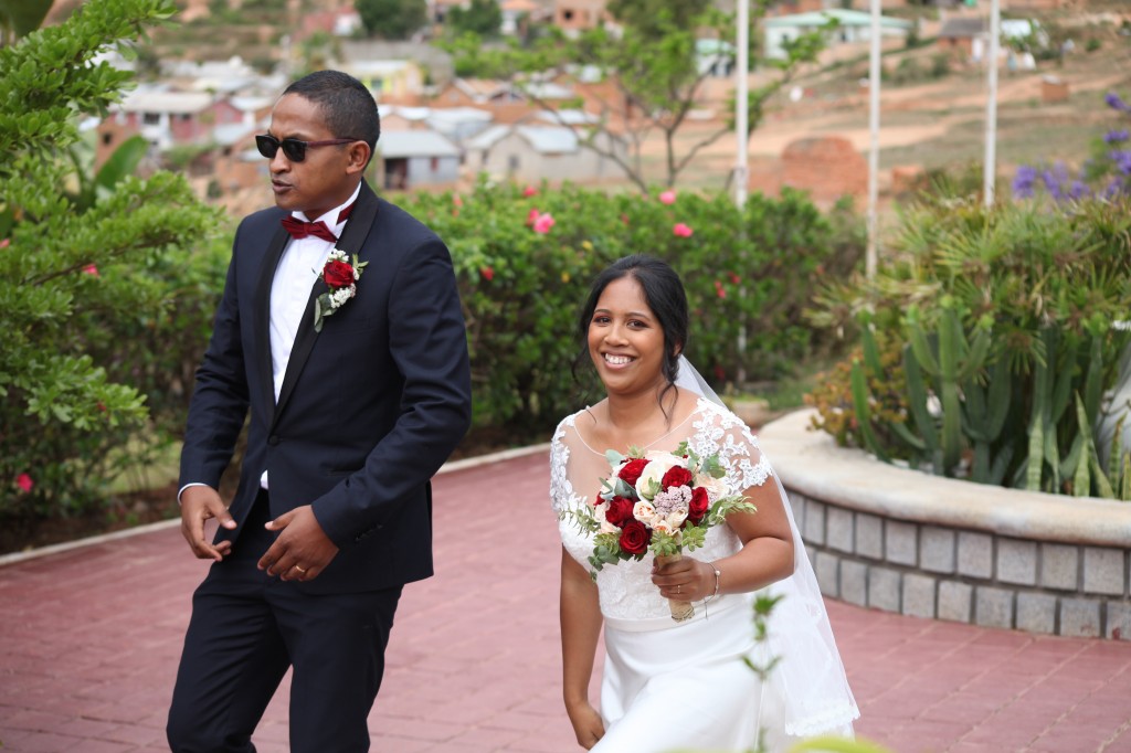 Arrivée-mariés-mariage-Antananarivo-Colonnades-Tojo-Irina (2)