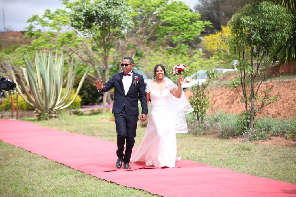 Arrivée-mariés-mariage-Antananarivo-Colonnades-Tojo-Irina (3)