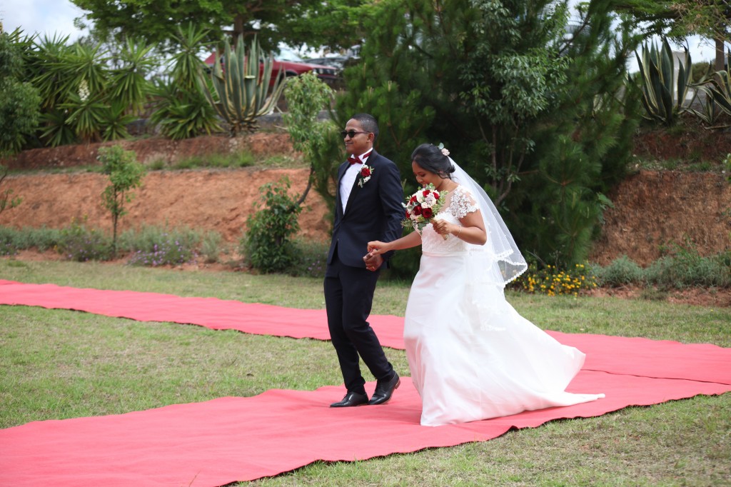 Arrivée-mariés-mariage-Antananarivo-Colonnades-Tojo-Irina (4)