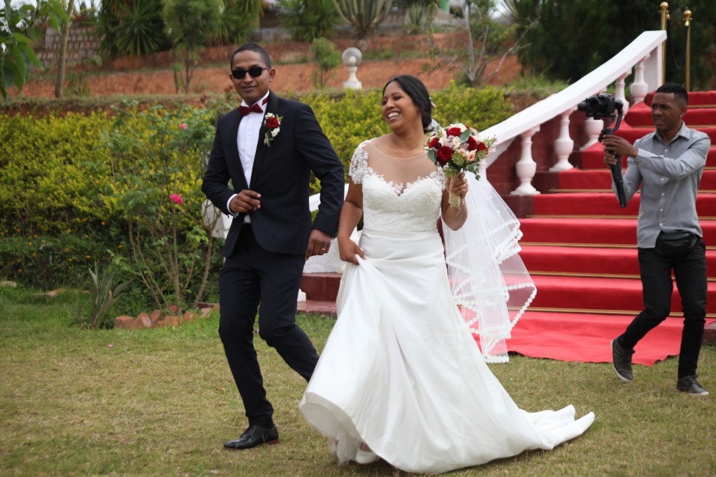 Arrivée-mariés-mariage-Antananarivo-Colonnades-Tojo-Irina (5)