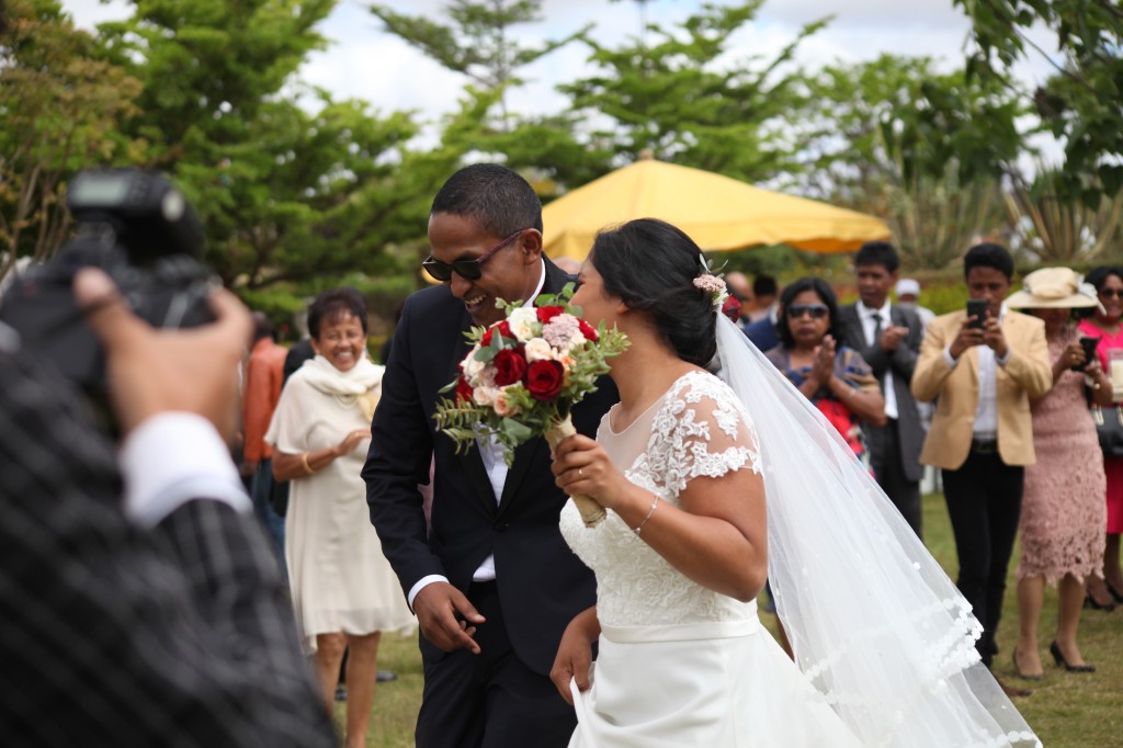 Arrivée-mariés-mariage-Antananarivo-Colonnades-Tojo-Irina (6)