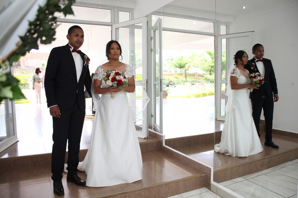 Entrée-mariés-mariage-Antananarivo-Colonnades-Tojo-Irina (1)