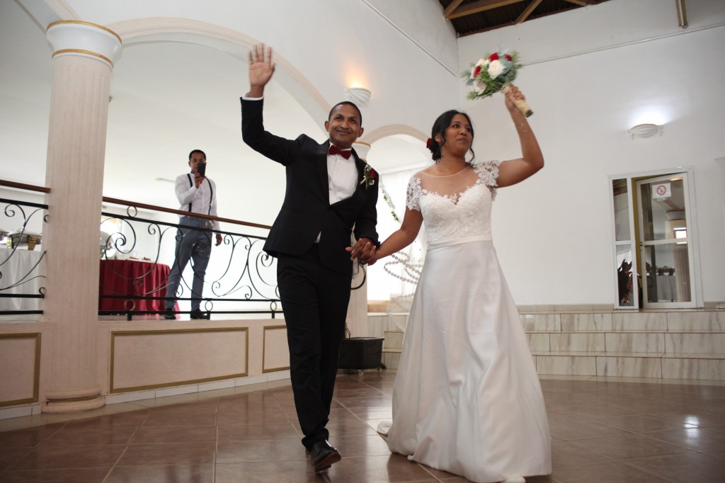Entrée-mariés-mariage-Antananarivo-Colonnades-Tojo-Irina (2)