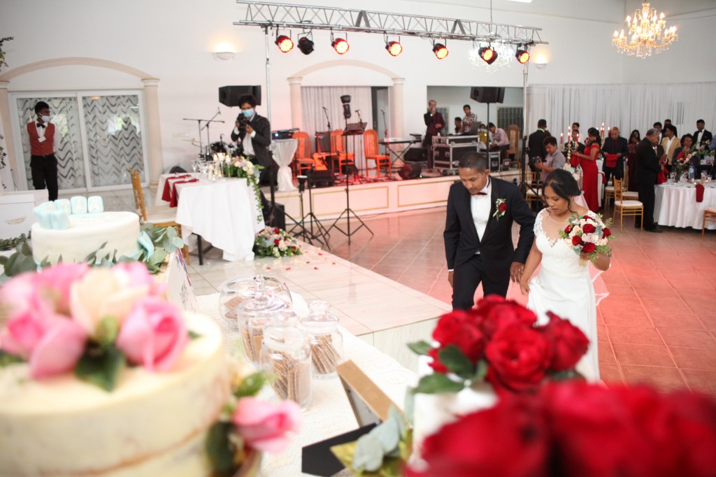 Entrée-mariés-mariage-Antananarivo-Colonnades-Tojo-Irina (3)