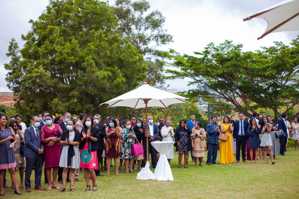 Accueil-mariés-jardin-espace-colonnades-Mariage-tahiana&kanto-photosary (5)