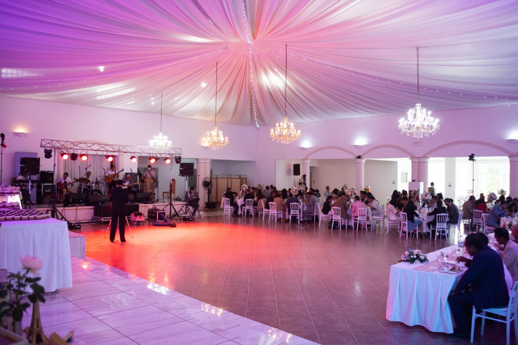 Ambiance-salle-buffet-espace-colonnades-Mariage-tahiana&kanto-photosary (2)