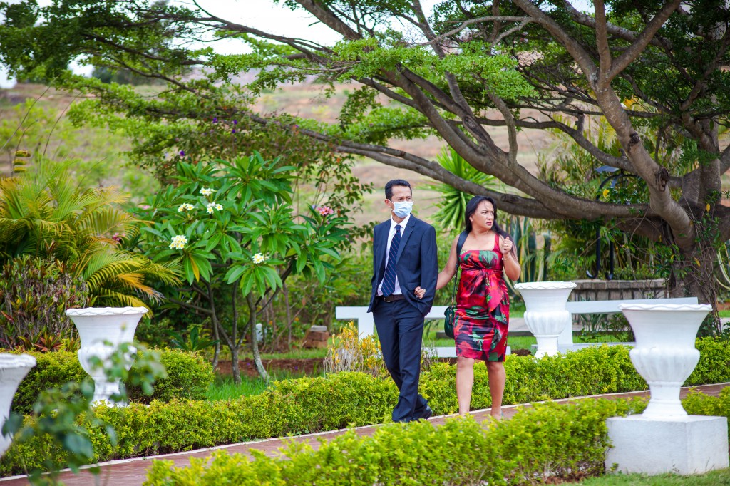 Arrivée-mariés-invités-espace-colonnades-Mariage-tahiana&kanto-photosary (3)