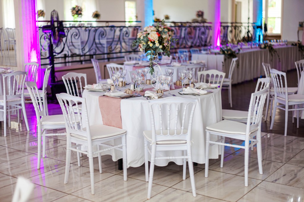 Décoration-salle-espace-colonnades-Mariage-tahiana&kanto-photosary (7)