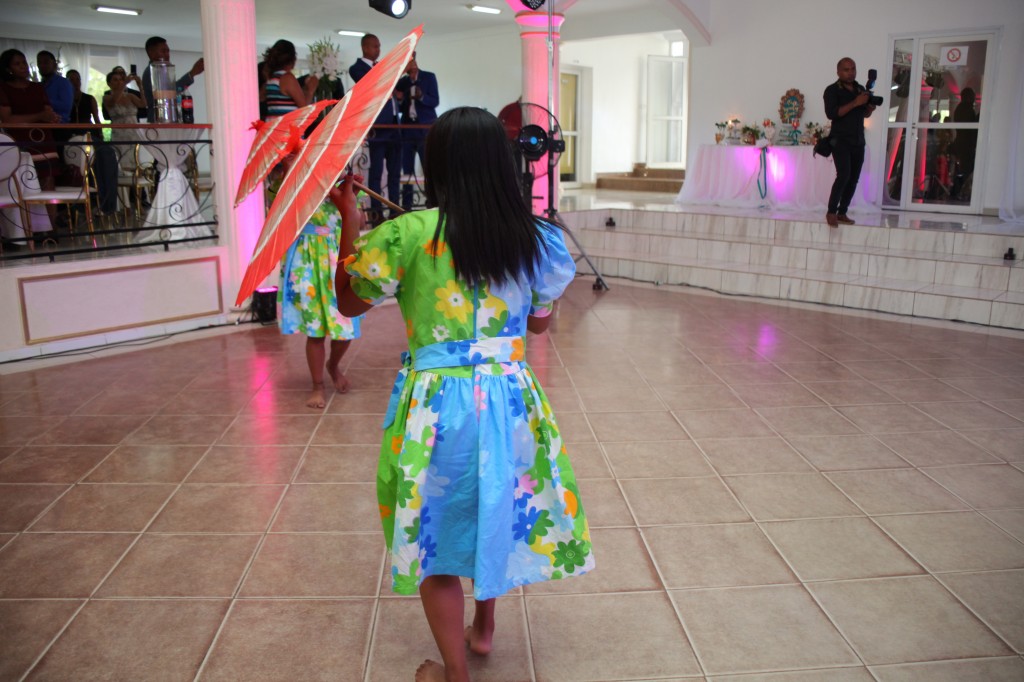 Ambiance-salle-réception-Colonnades-mariage-Joda-Sandrah (1)