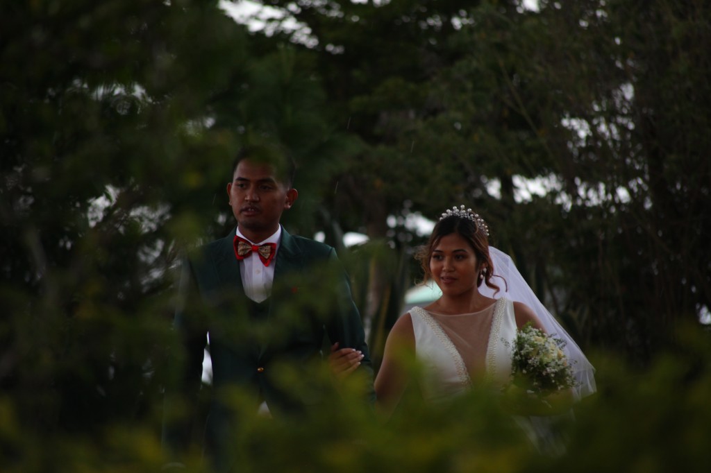 Arrivée-mariés-invités-mariage-colonnades-Rado & Mihanta (25)