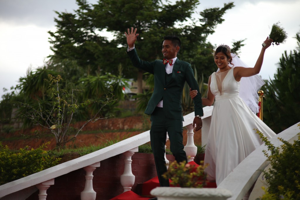 Arrivée-mariés-invités-mariage-colonnades-Rado & Mihanta (26)