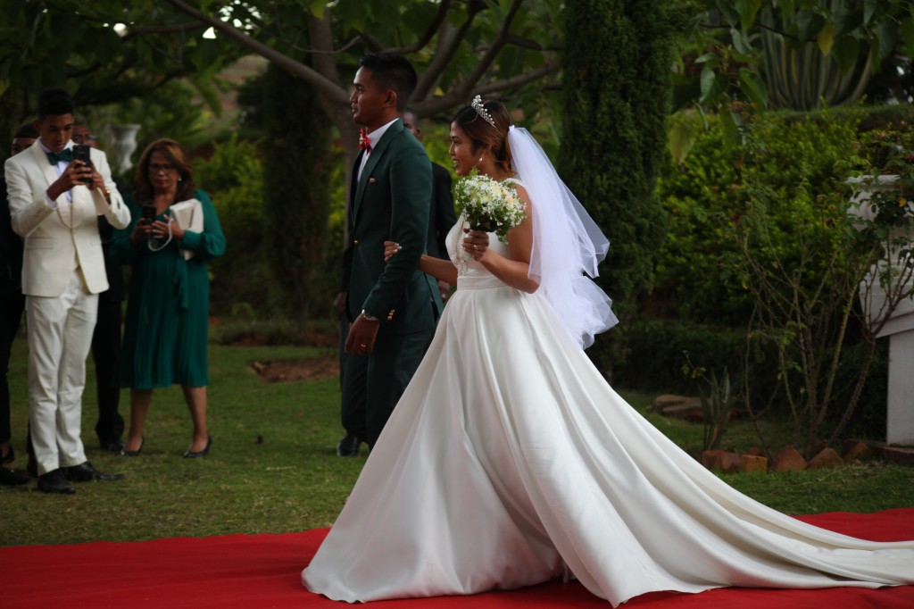 Arrivée-mariés-invités-mariage-colonnades-Rado & Mihanta (27)