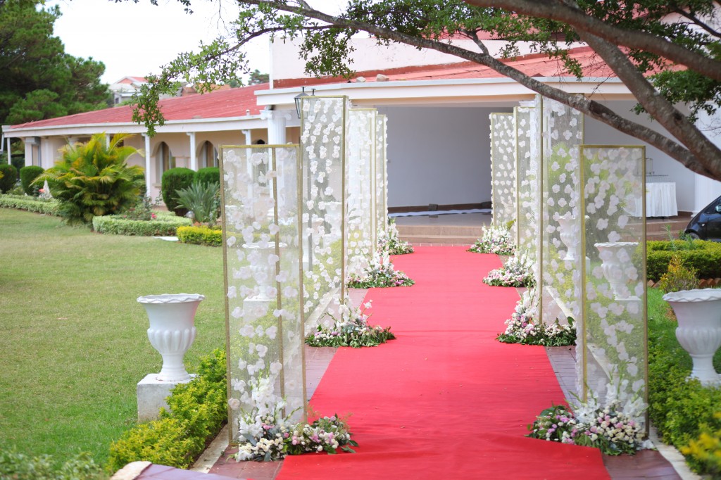 Décoration-extérieur-salle-réception-Colonnades-mariage-Joda-Sandrah (1)