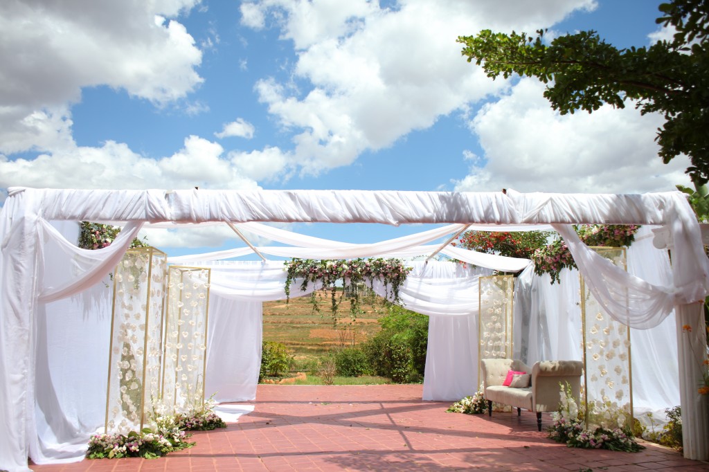 Décoration-extérieur-salle-réception-Colonnades-mariage-Joda-Sandrah (2)