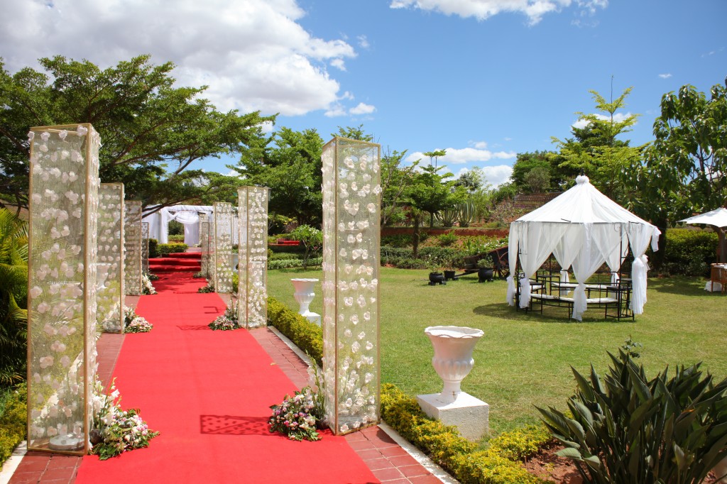 Décoration-extérieur-salle-réception-Colonnades-mariage-Joda-Sandrah (4)