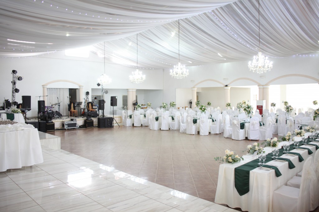 Décoration-salle-réception-mariage-colonnades-Rado & Mihanta (12)
