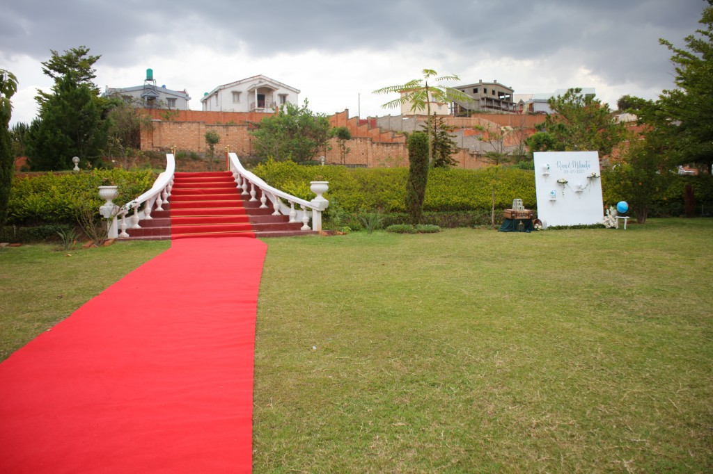 Décoration-éxtérieur-jardin-mariage-colonnades-Rado & Mihanta (3)