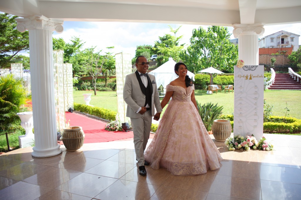 Entrée mariés-salle-réception-Colonnades-mariage-Joda-Sandrah (1)