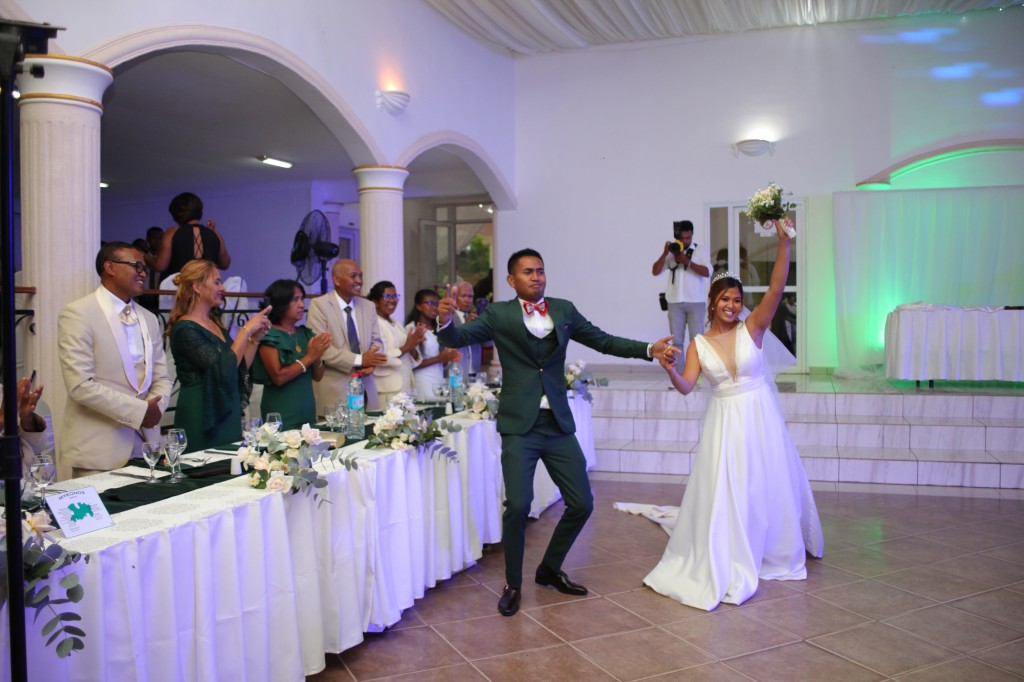 Entrée-mariés-salle-réception-mariage-colonnades-Rado & Mihanta (2)