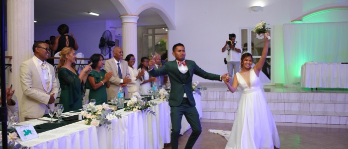 Entrée-mariés-salle-réception-mariage-colonnades-Rado & Mihanta (2)