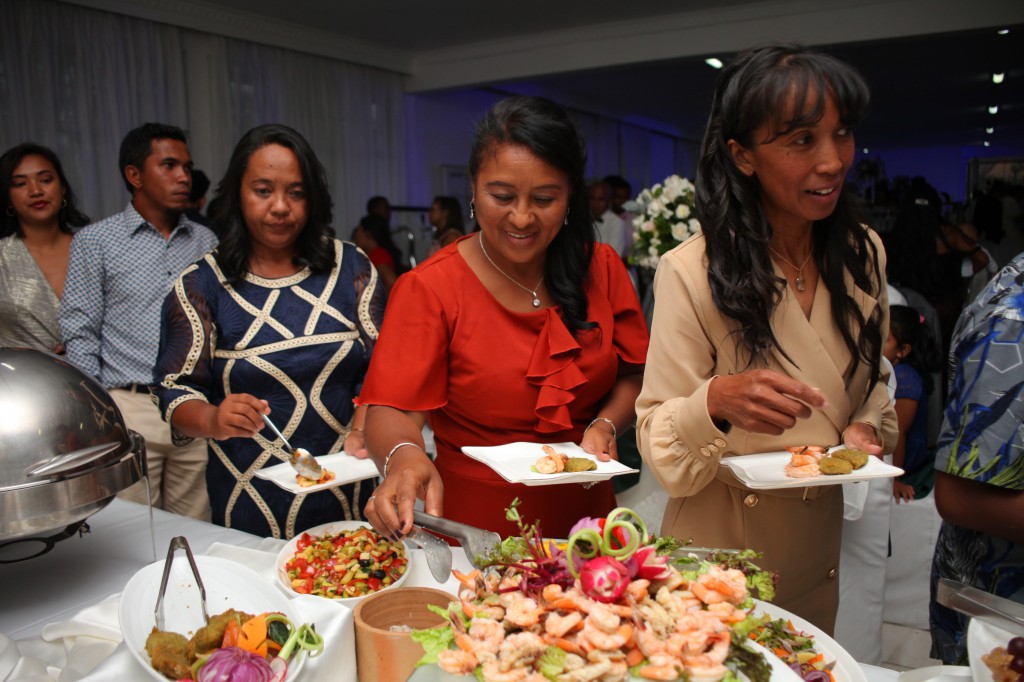 grand-buffet-salle-réception-mariage-colonnades-Rado & Mihanta (9)
